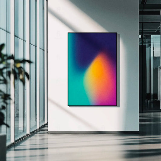 Plakat z abstrakcyjną grafiką przedstawiającą rozmyty gradient w pastelowych odcieniach błękitu, różu i żółci.