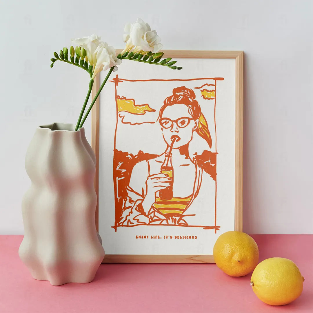 Plakat z motywującym napisem "Enjoy Life, It's Delicious" w stylu vintage