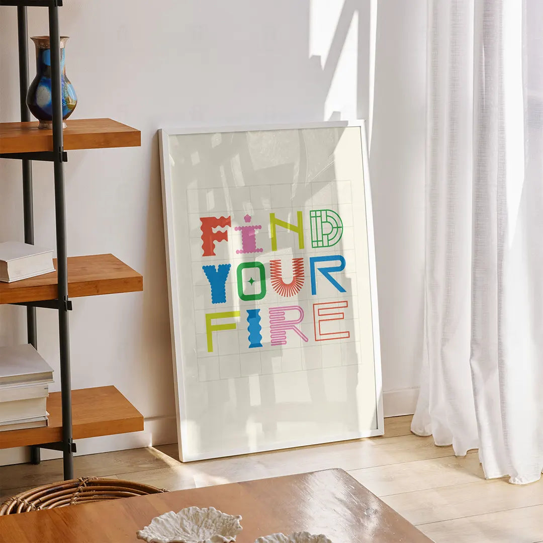 Plakat "Find Your Fire" wiszący w salonie