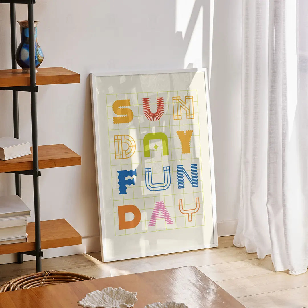 Plakat "Fun Day" wiszący w kolorowym pokoju