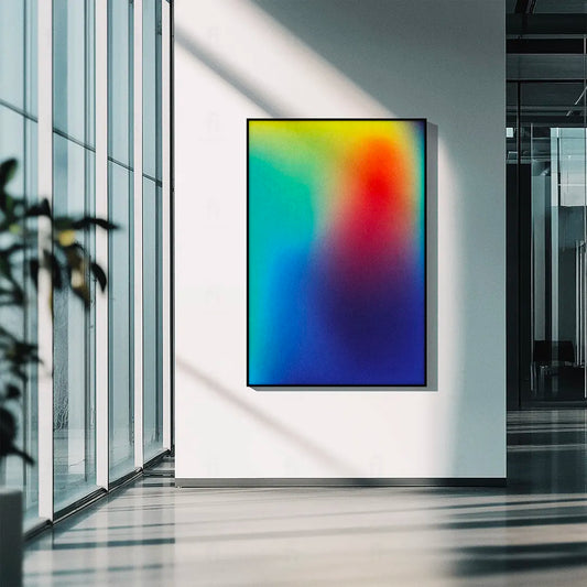 Plakat z abstrakcyjną grafiką przedstawiającą płynny, rozmyty gradient w odcieniach zieleni i złota.