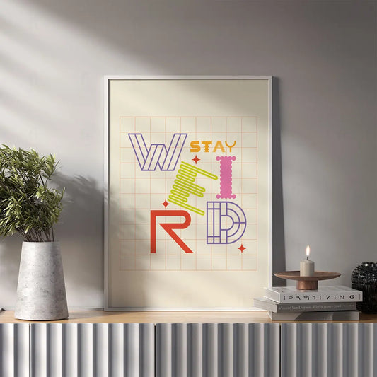 Plakat z ekspresyjną, kolorową typografią z napisem "Stay Weird".