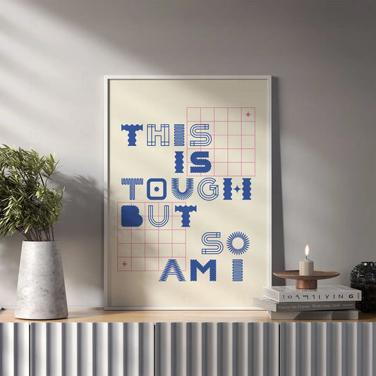 Plakat z minimalistyczną grafiką z mocnym napisem "TOUGH"