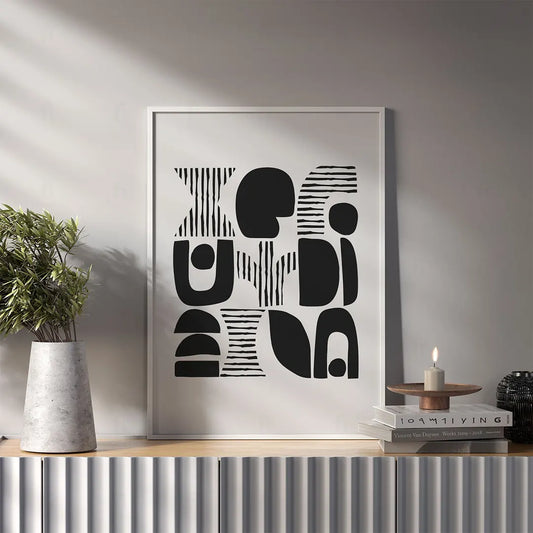 Plakat z totemem wiszący w salonie w stylu etnicznym