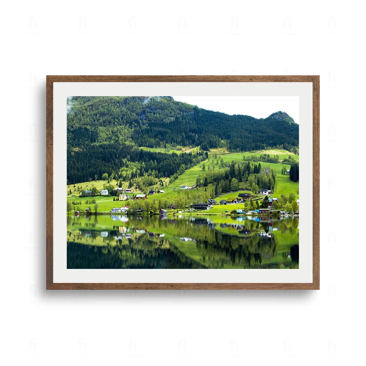 Krajobraz z Norwegii, zielone wzgórza z lasem iglastym i domkami odbijające się w spokojnej tafli jeziora.