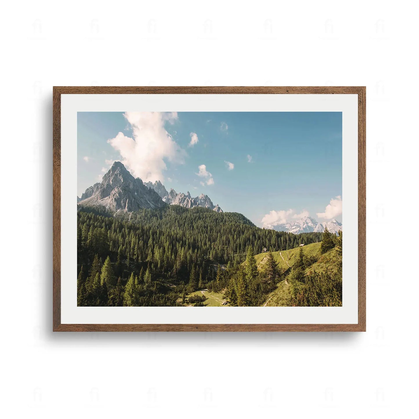 Majestatyczny, skalisty szczyt górski wznoszący się nad gęstym, zielonym lasem iglastym pod błękitnym niebem z chmurami.