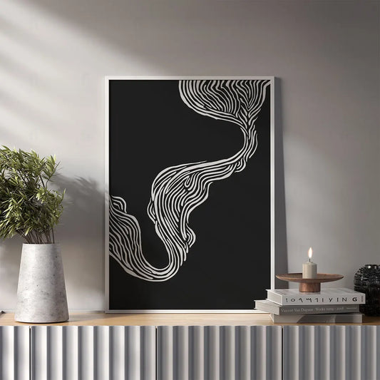 Plakat z czarno-białą, abstrakcyjną grafiką przedstawiającą dynamiczne, płynne, falujące linie w salonie