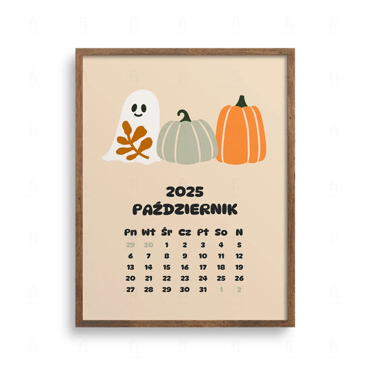 Plakat z kalendarzem na październik 2025 roku, z ilustracją uśmiechniętego duszka i dwóch dyń na górze.