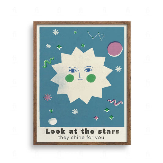 Niebieski plakat z napisem Look at the stars, ilustracja słońca z twarzą i gwiazd, styl vintage do pokoju dziecka.