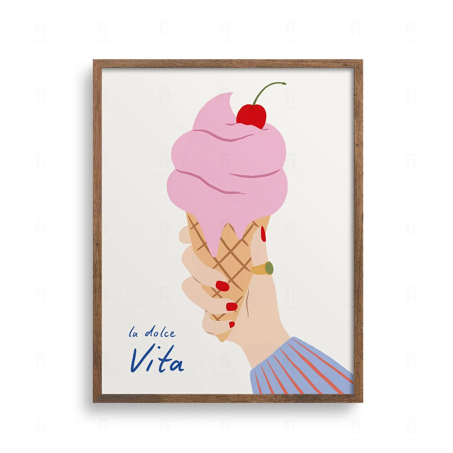 Plakat z napisem la dolce Vita. Ilustracja dłoni z czerwonymi paznokciami, trzymającej dużego różowego loda w wafelku z wisienką na górze.