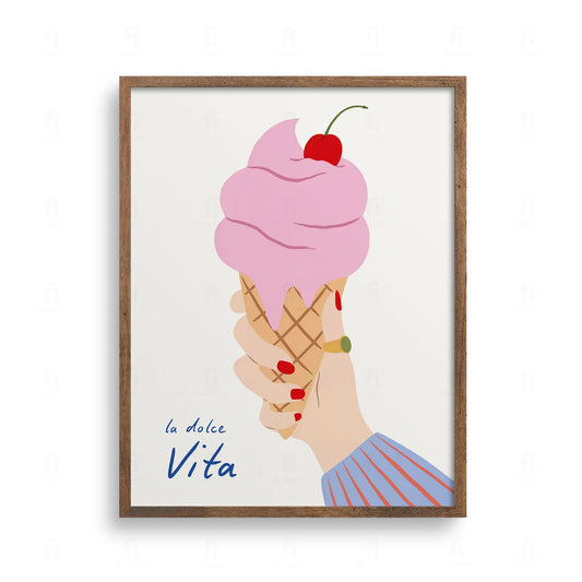 Plakat z napisem la dolce Vita. Ilustracja dłoni z czerwonymi paznokciami, trzymającej dużego różowego loda w wafelku z wisienką na górze.