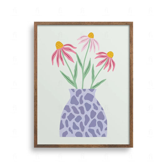 Plakat przedstawiający trzy różowe kwiaty (jeżówki) w fioletowym wazonie w nieregularne, ciemniejsze łaty, na jasnym tle.
