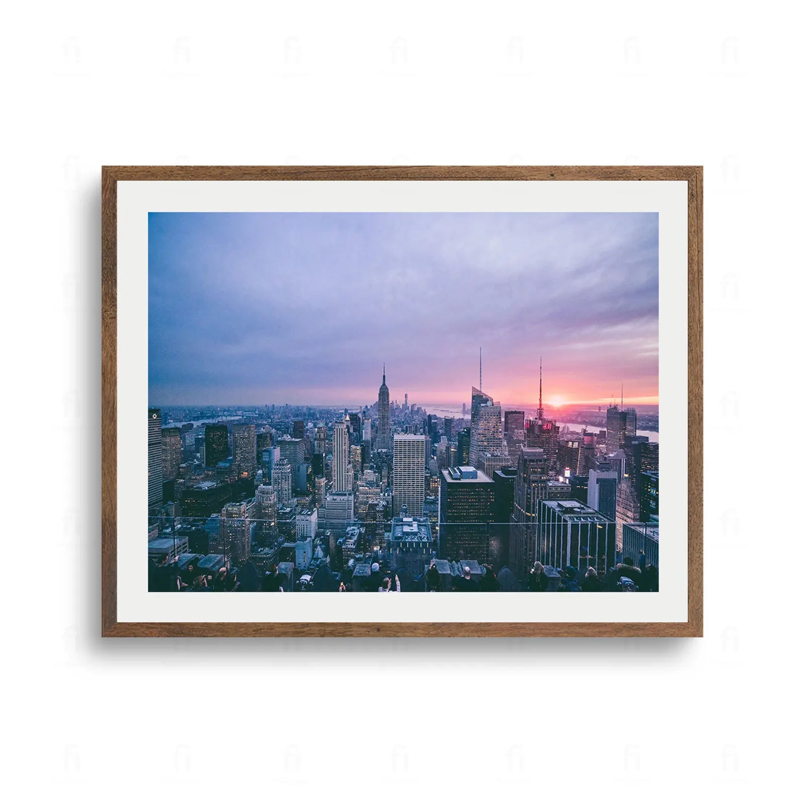 Widok na gęstą zabudowę Manhattanu o zachodzie słońca, z widocznym w oddali Empire State Building na tle fioletowo-pomarańczowego nieba.