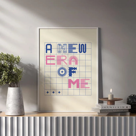 Plakat z inspirującą, kolorową grafiką z napisem "A New Era of Me".
