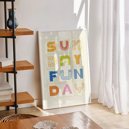  Plakat "Fun Day" wiszący w kolorowym pokoju 