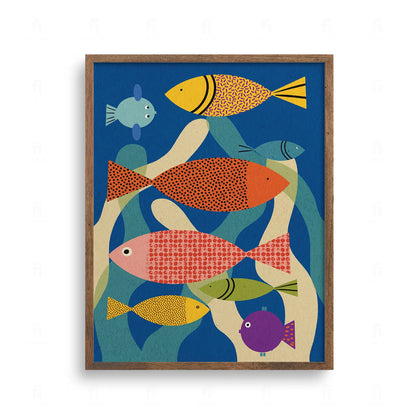 Plakat z kolorowymi rybkami na granatowym tle. Ilustracja oceanu w stylu vintage, wzorzyste ryby i wodorosty.
