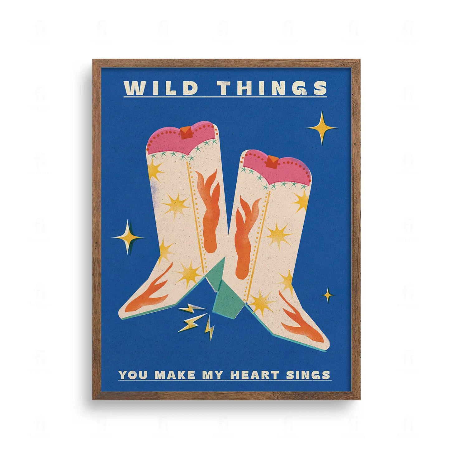 Granatowy plakat z kowbojskimi butami i napisem Wild Things You Make My Heart Sings. Styl western boho.