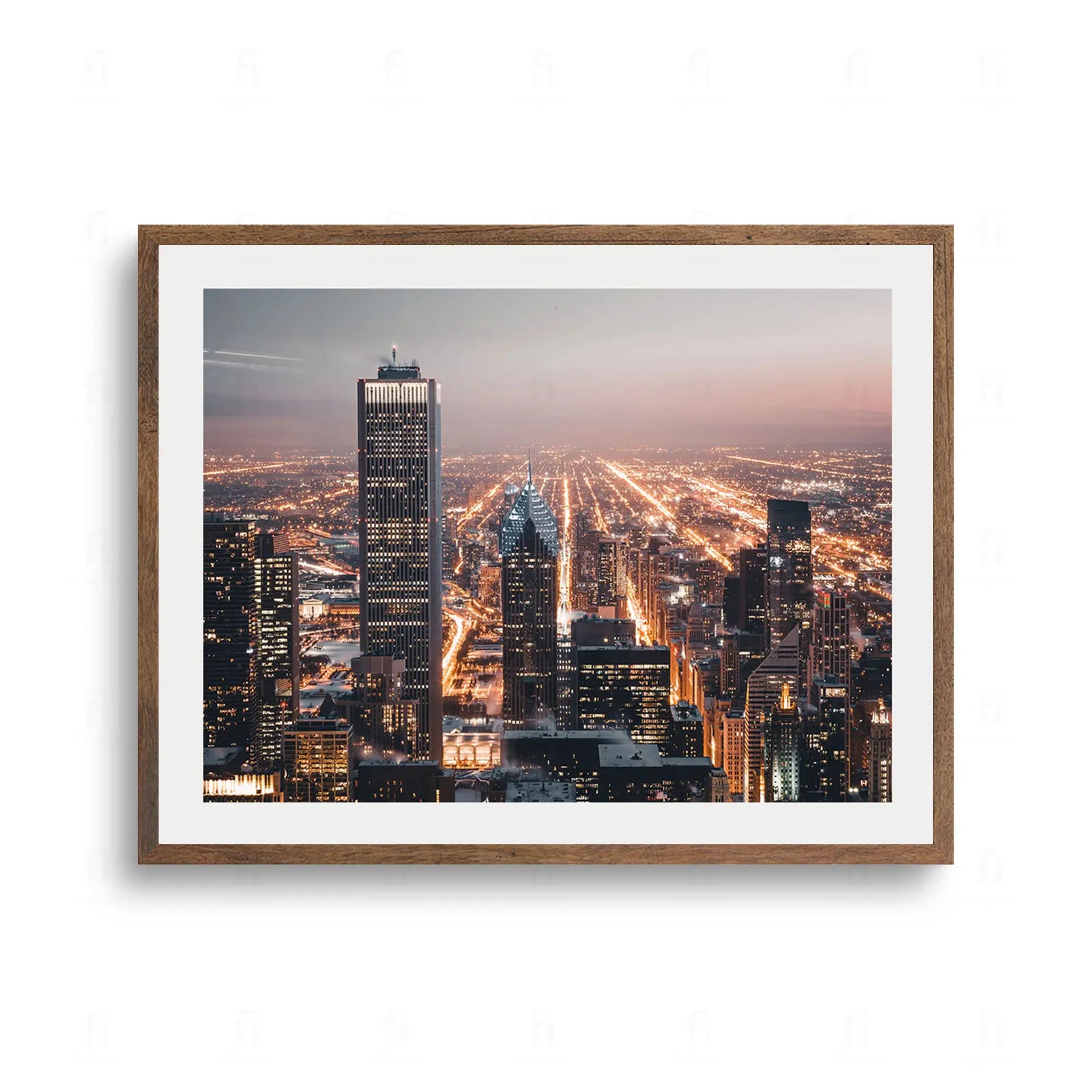 Nocna panorama miasta z lotu ptaka, tysiące złotych i pomarańczowych świateł ulicznych kontrastujących z ciemnymi bryłami wysokich wieżowców.