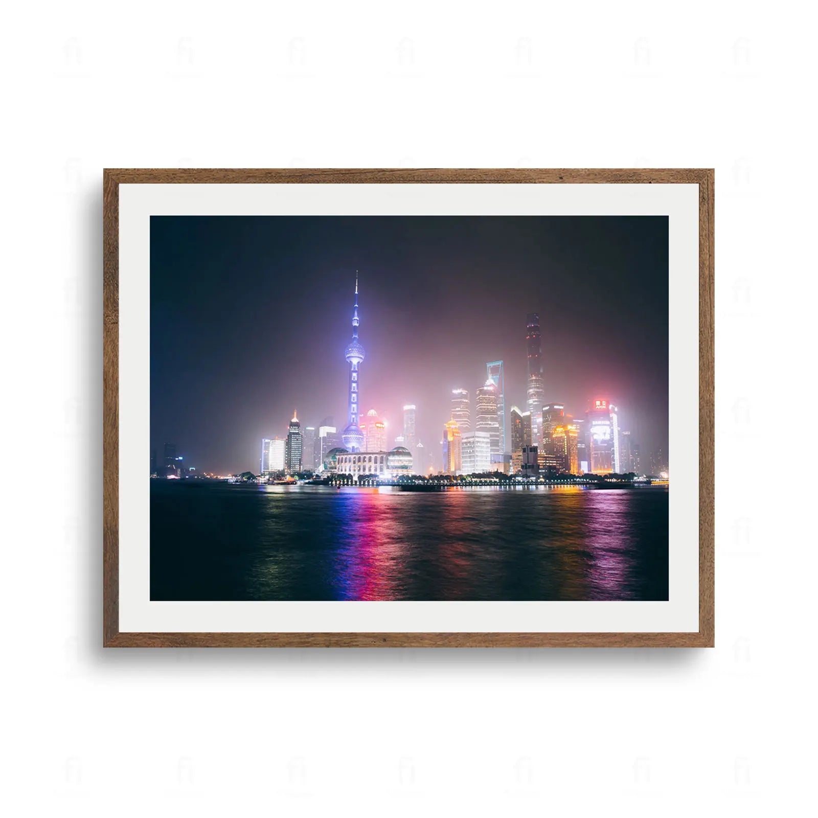 Nocna panorama Szanghaju z oświetloną wieżą Oriental Pearl Tower i nowoczesnymi drapaczami chmur odbijającymi się w rzece.